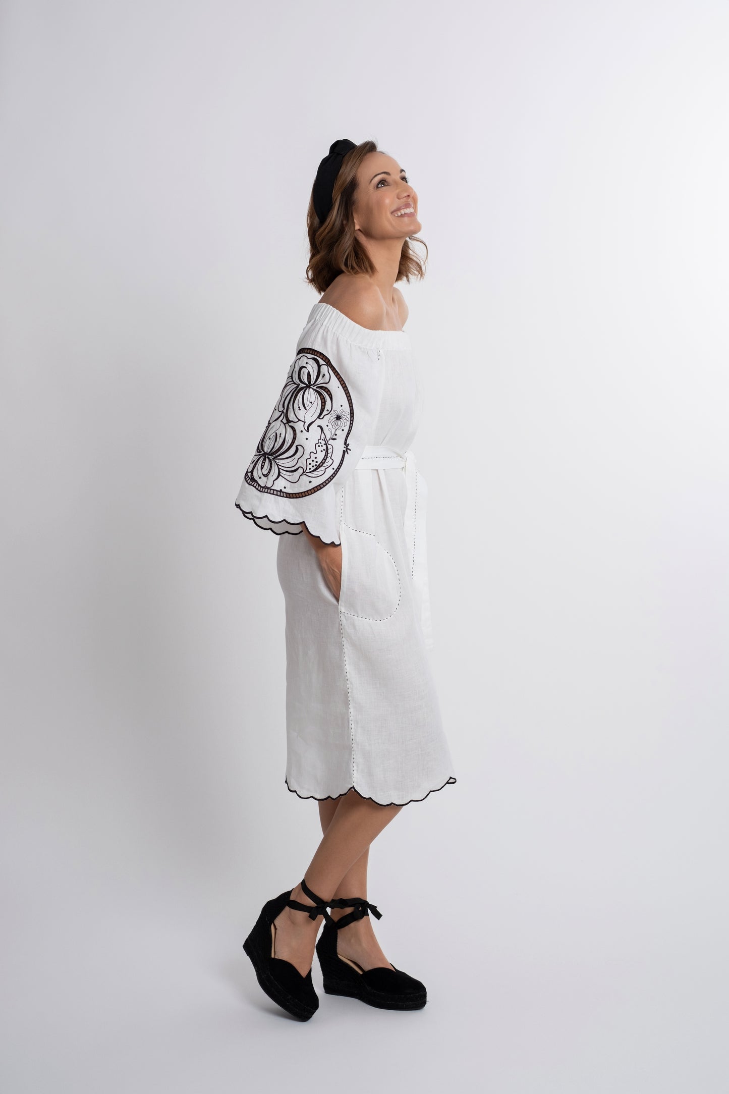 Bahamas: White  boat-neck linen belted dress embroidered in navy.