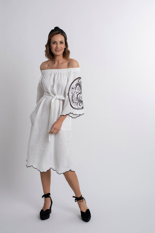 Bahamas: Vestido de lino blanco bordado en azul navy, escote barco y cinturón.