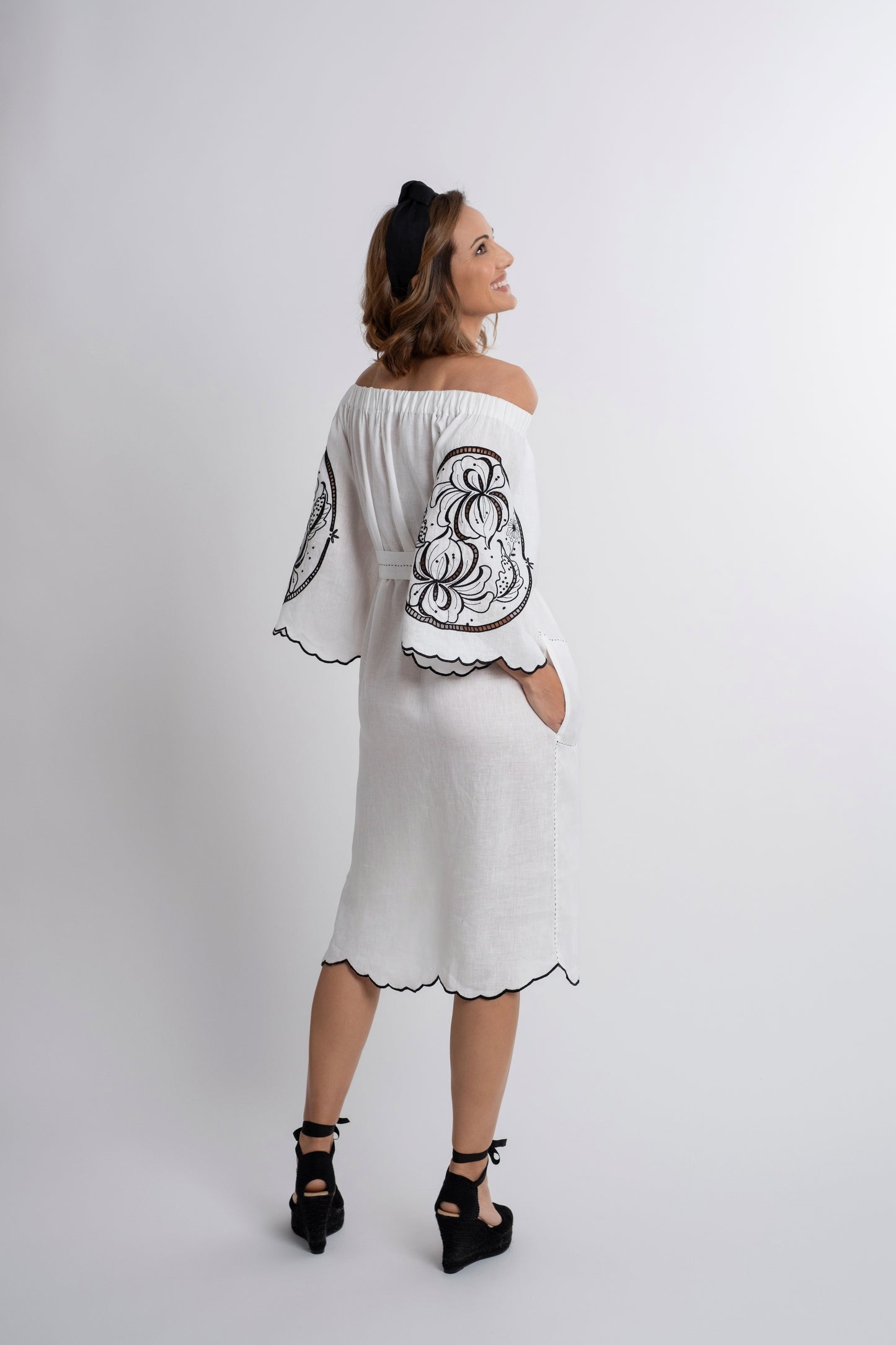 Bahamas: White  boat-neck linen belted dress embroidered in navy.