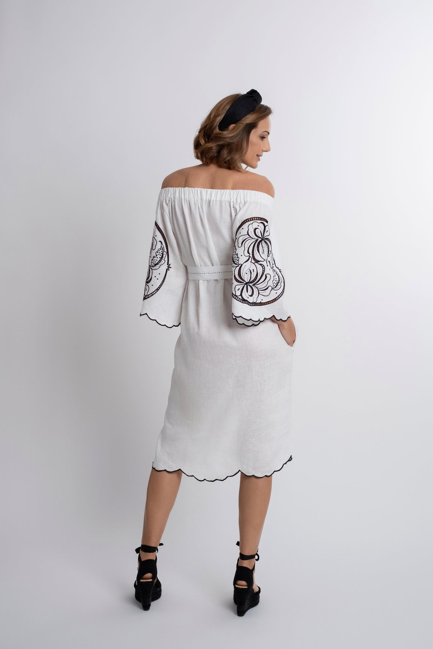 Bahamas: White  boat-neck linen belted dress embroidered in navy.