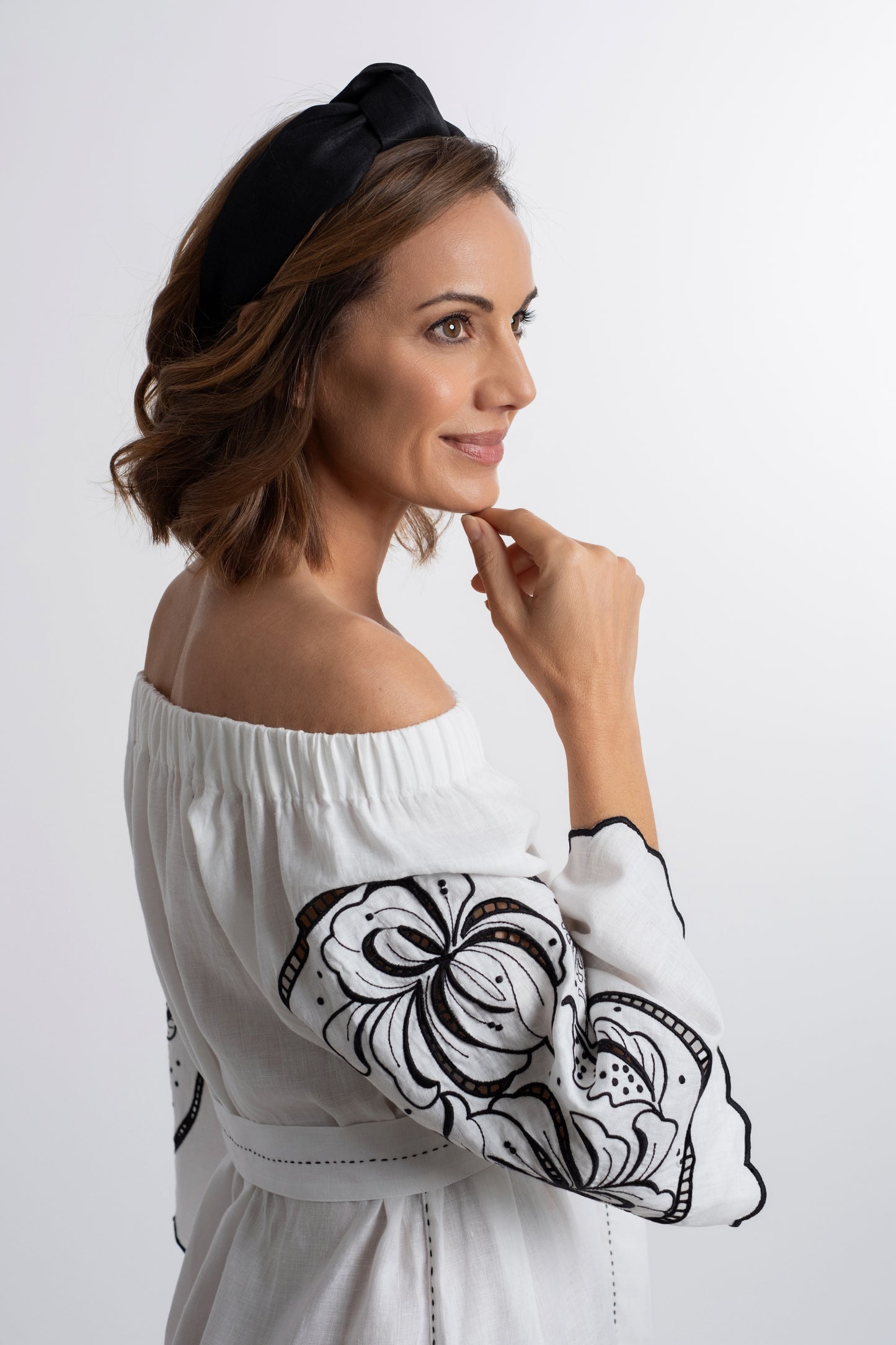 Bahamas: White  boat-neck linen belted dress embroidered in navy.