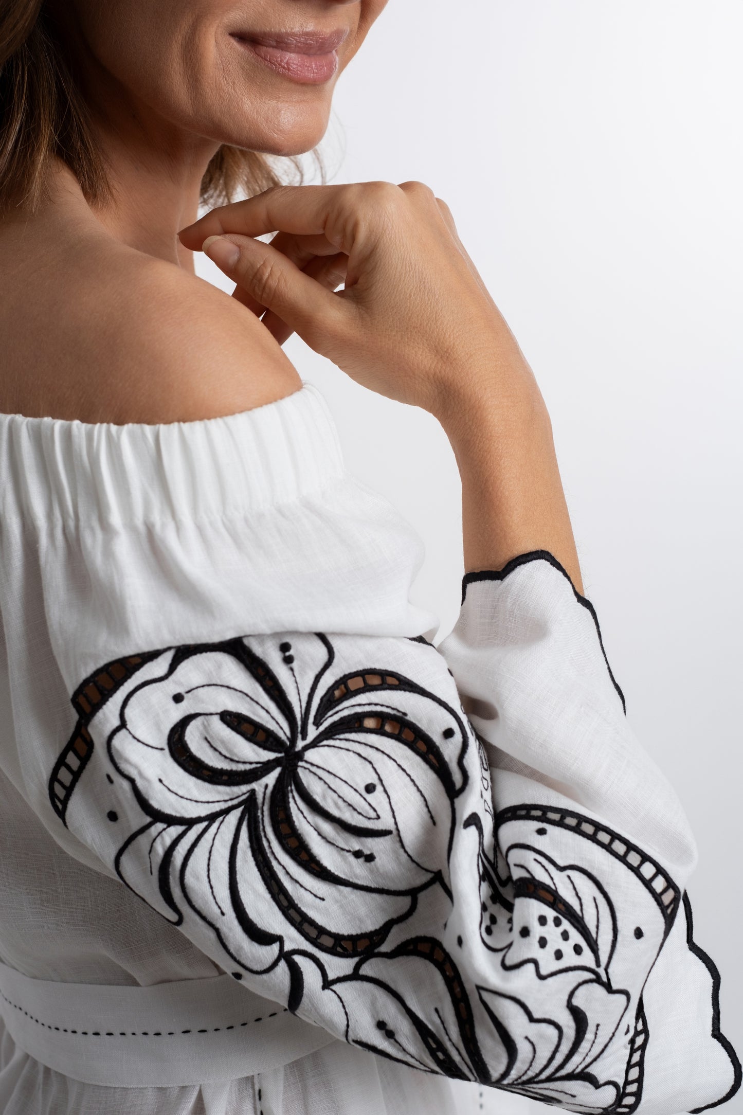 Bahamas: White  boat-neck linen belted dress embroidered in navy.