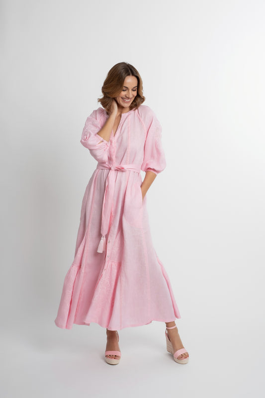 Ibiza: Vestido rosa de lino bordado con cinturón, pompones y botones de nácar.