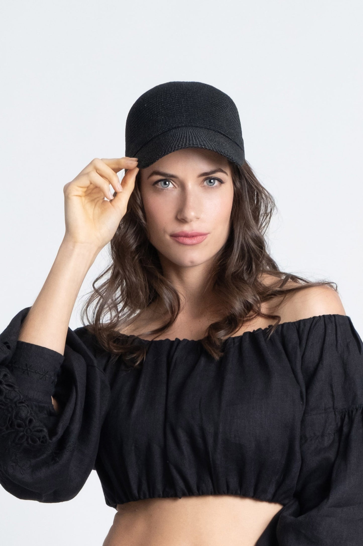 Corfú: Black straw cap with natural shell.