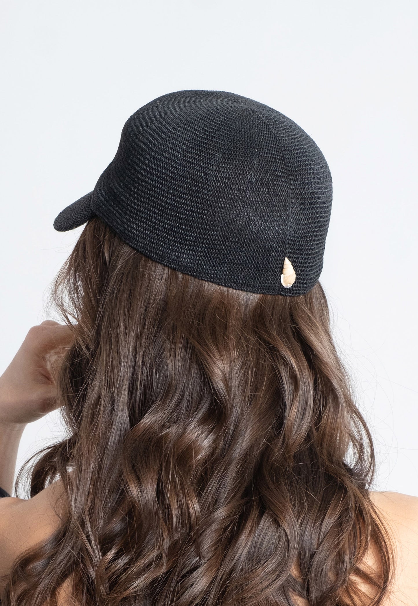 Corfú: Black straw cap with natural shell.