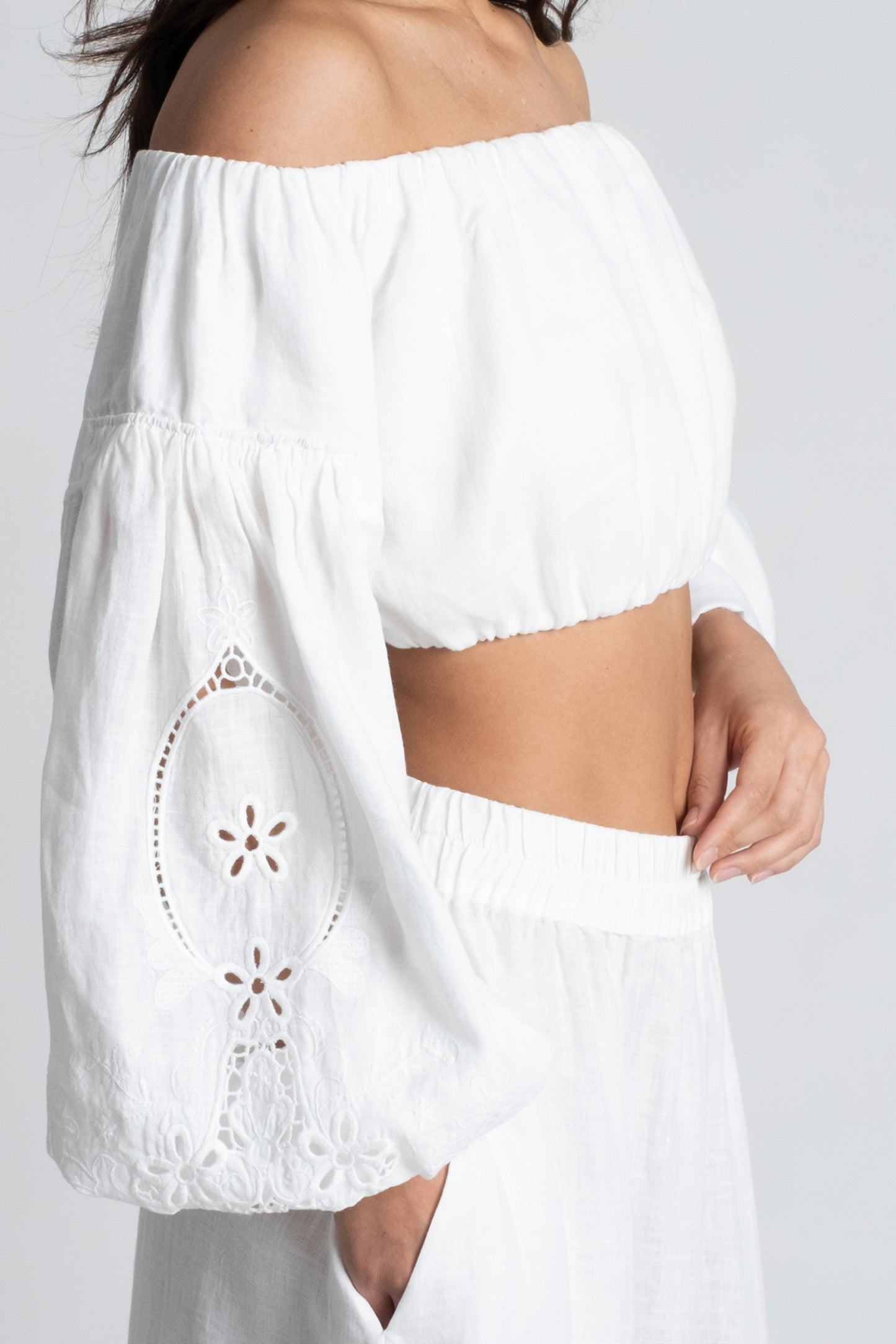 Formentera: White linen two-piece set embroidered.
