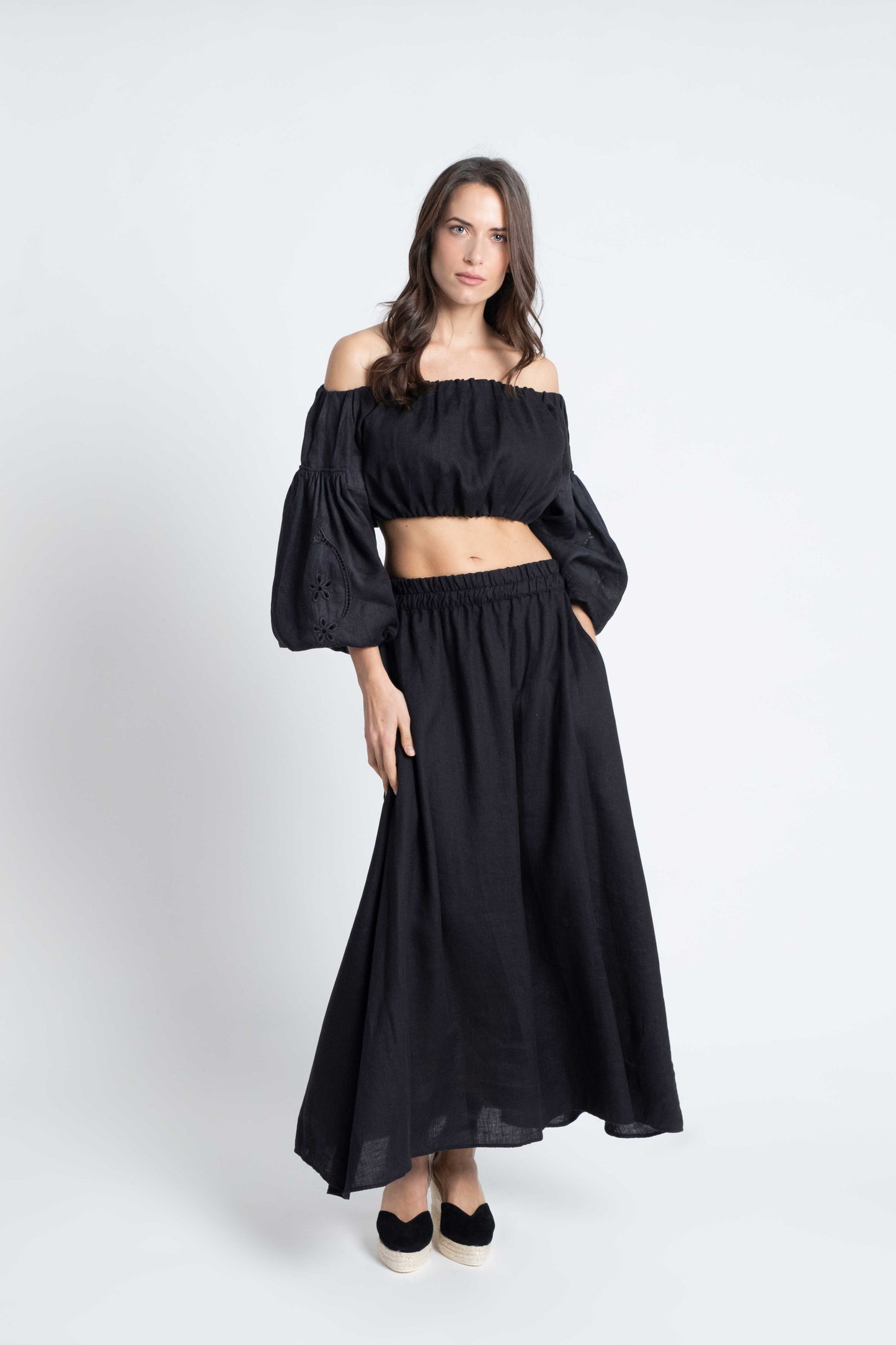 Formentera: Black linen two-piece set embroidered.