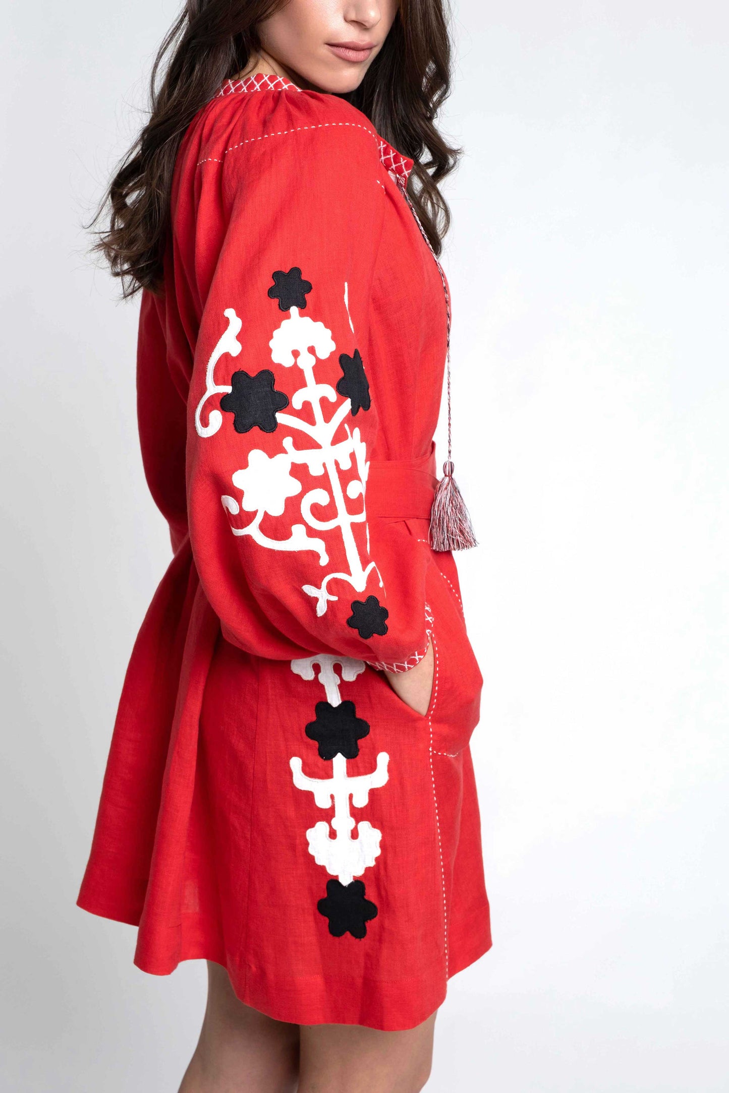 Tulum: red linen belted short dress embroidered in black and white.