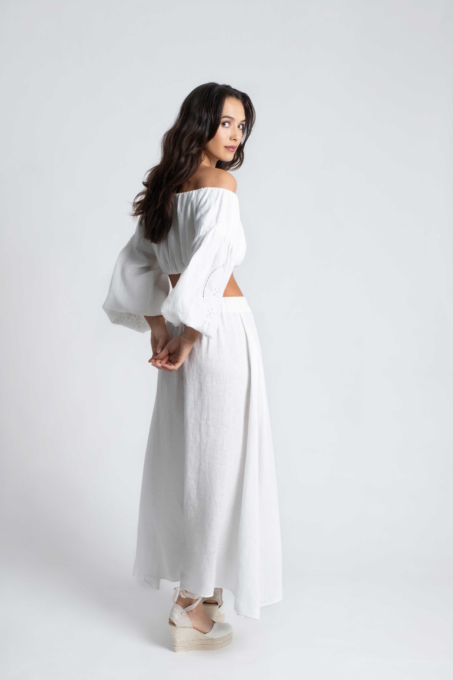 Formentera: White linen two-piece set embroidered.