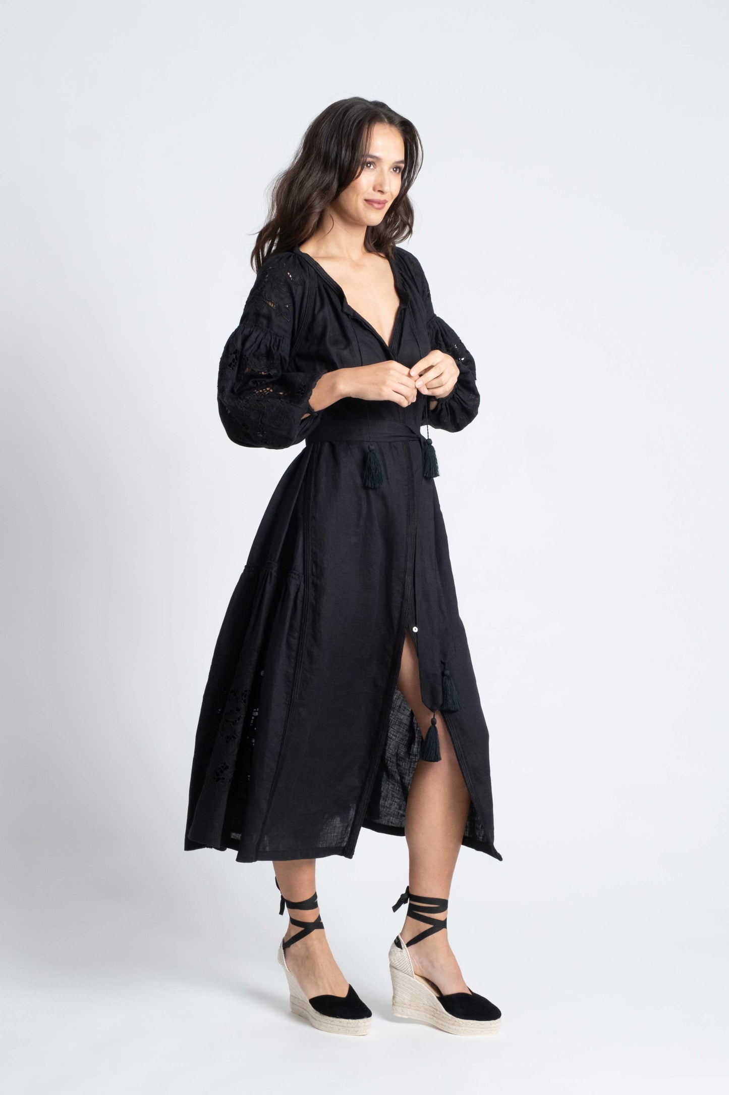 Capri: Vestido de lino negro con bordado suizo, pompones y botones de nácar.