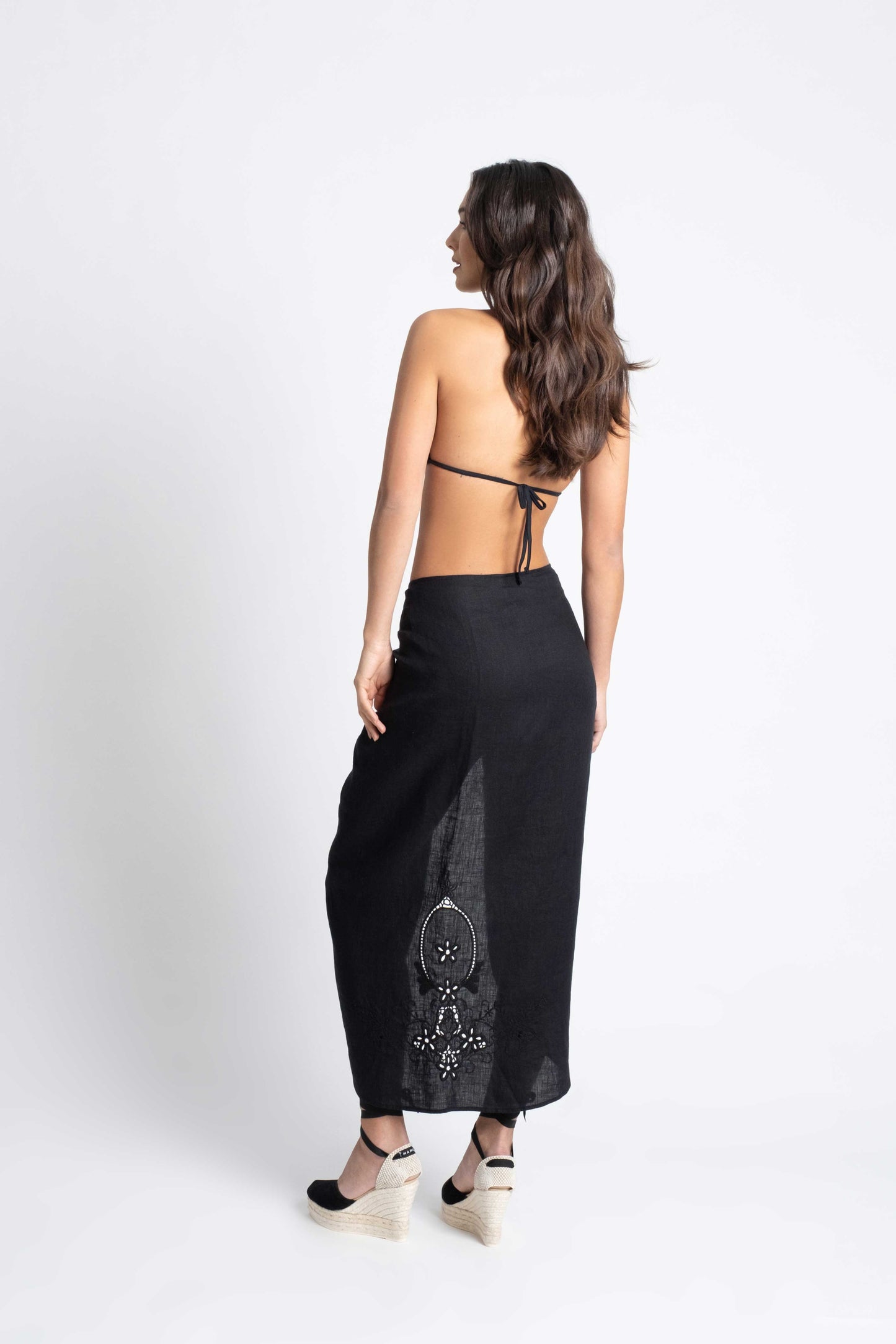 Seychelles: Pareo de lino negro con bordado suizo