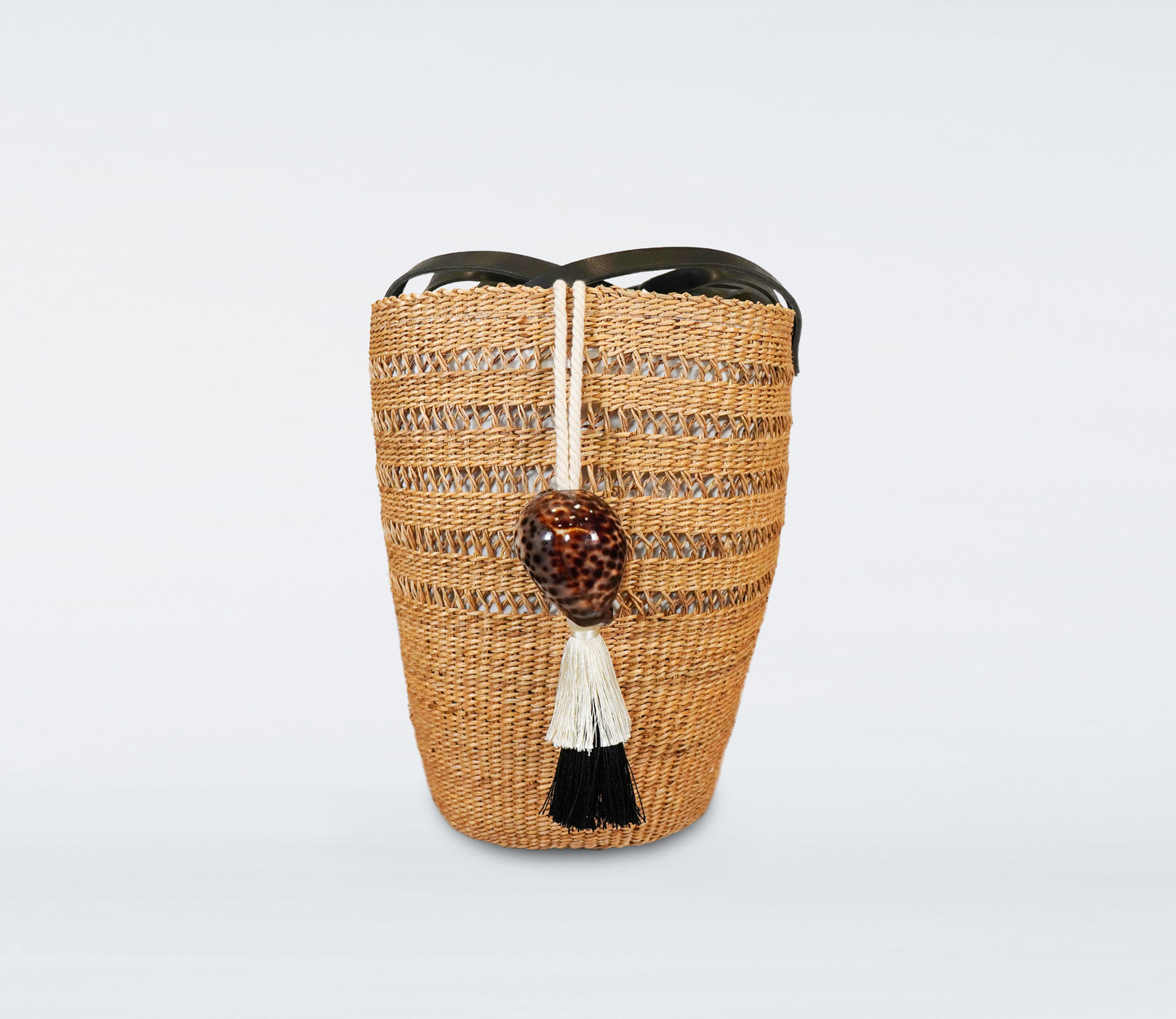 Milos: Large black basket in straw, black recycled leather handles, cotton bag and natural shells.