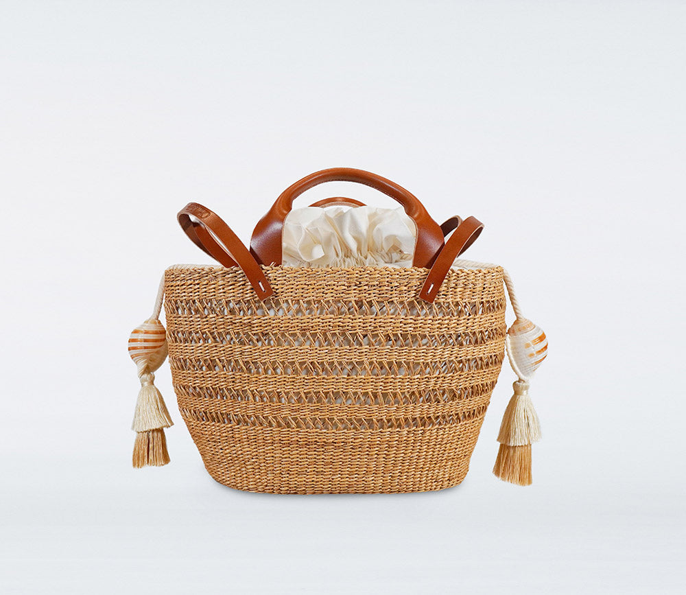 Milos: Small camel basket in straw, camel recycled leather handles, cotton bag and natural shells.
