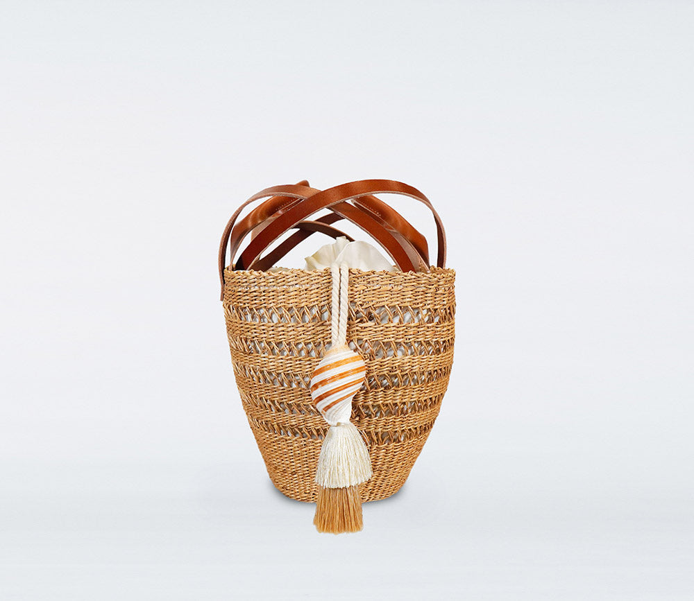 Milos: Small camel basket in straw, camel recycled leather handles, cotton bag and natural shells.