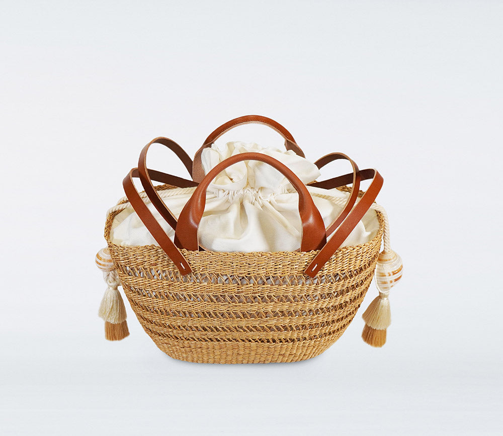 Milos: Small camel basket in straw, camel recycled leather handles, cotton bag and natural shells.