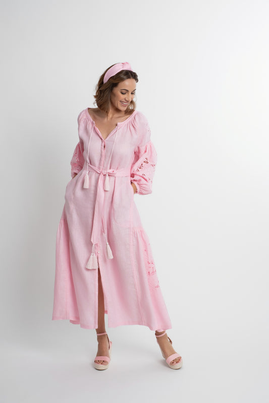 Vestido de lino rosa con bordado suizo, pompones y botones de nácar.