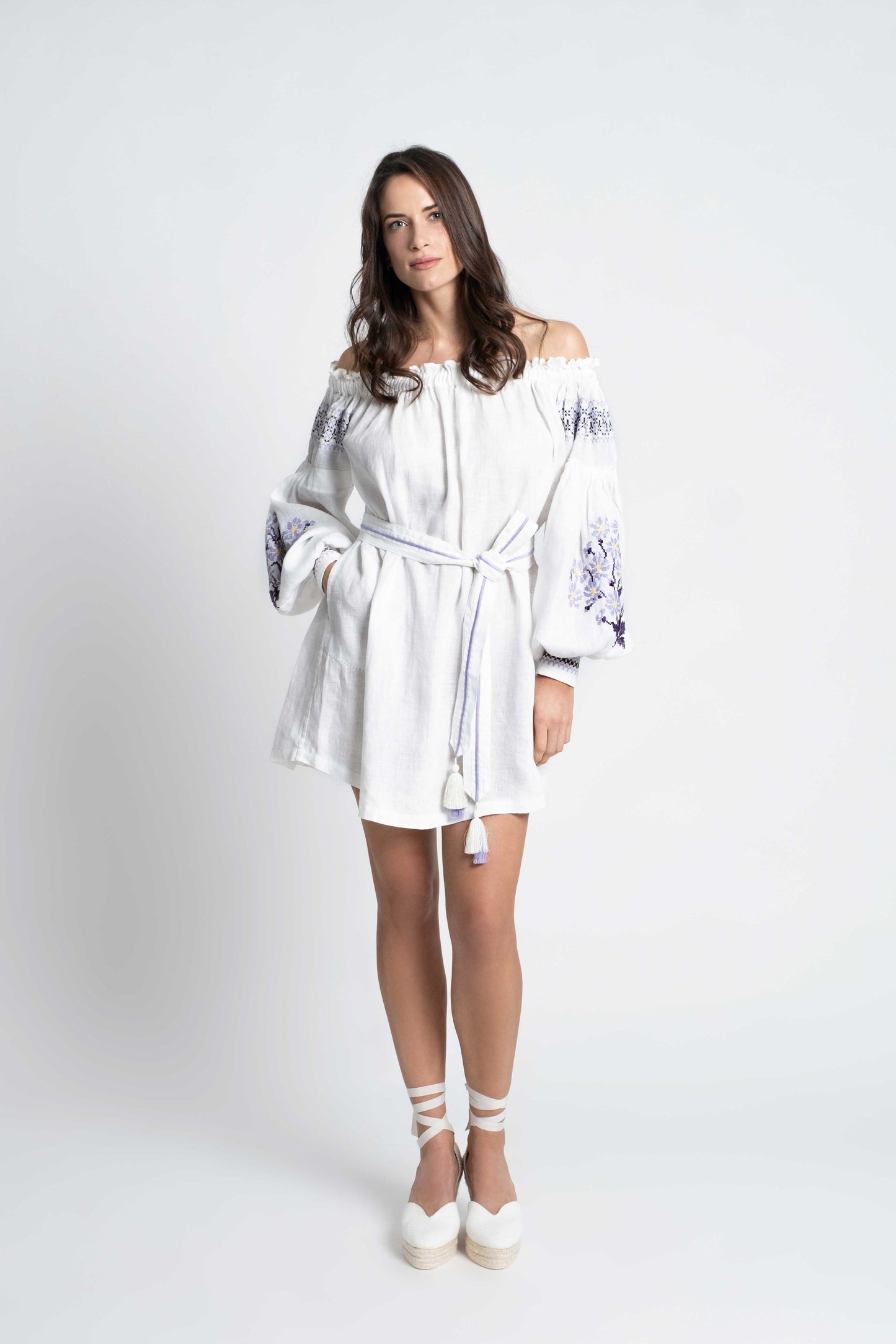 White linen belted short dress embroidered in purple.