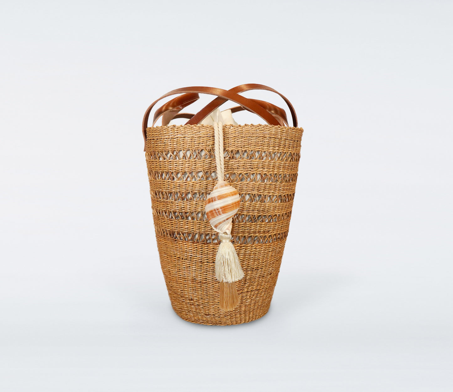 Large camel basket in straw, camel recycled leather handles, cotton bag and natural shells.