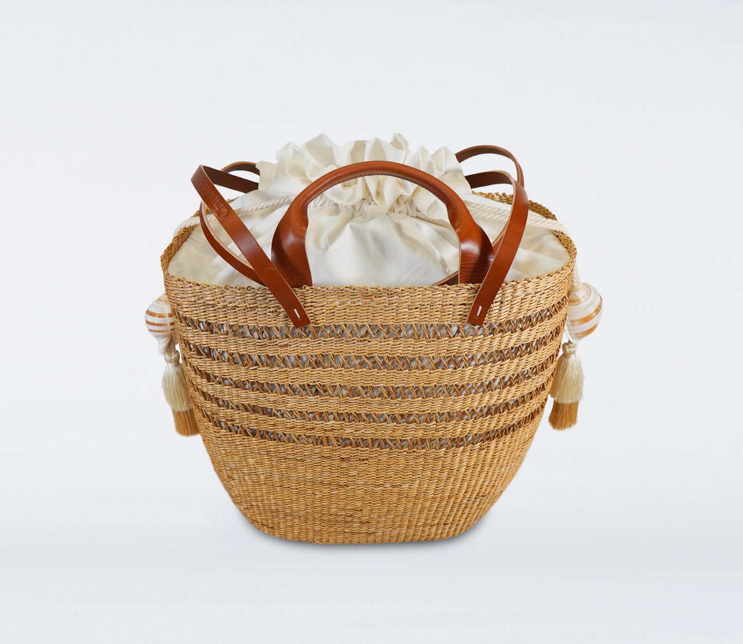 Large camel basket in straw, camel recycled leather handles, cotton bag and natural shells.