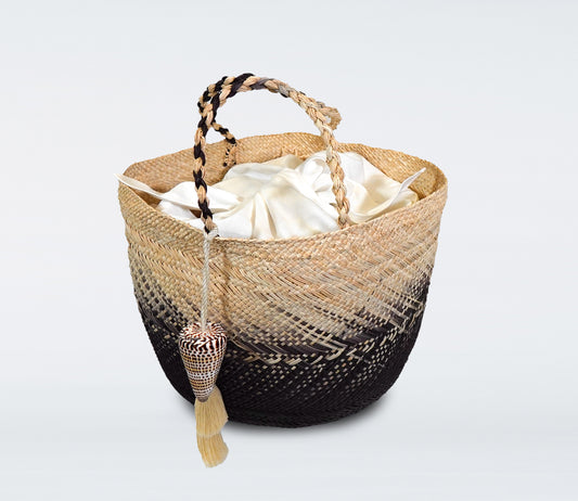 Milos: Medium black basket in panama, cotton bag and natural shell.