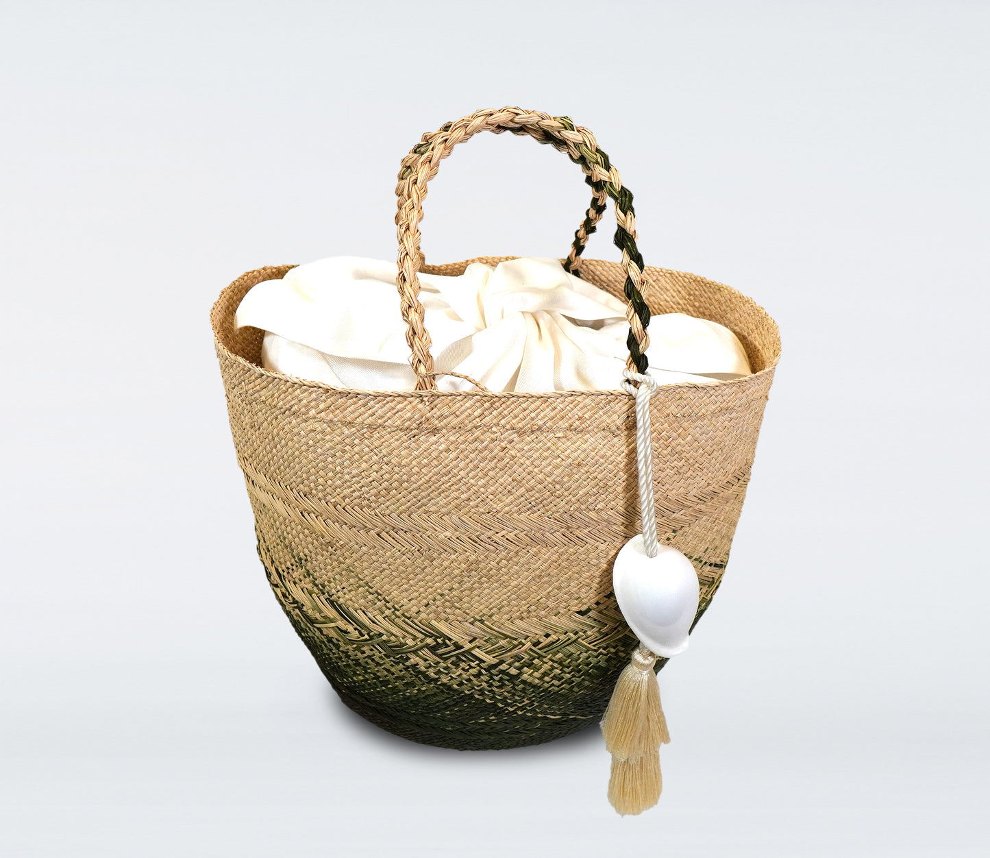 Bolso Capazo mediano en paja natural, verde oliva, bolsa de algodón y concha natural.
