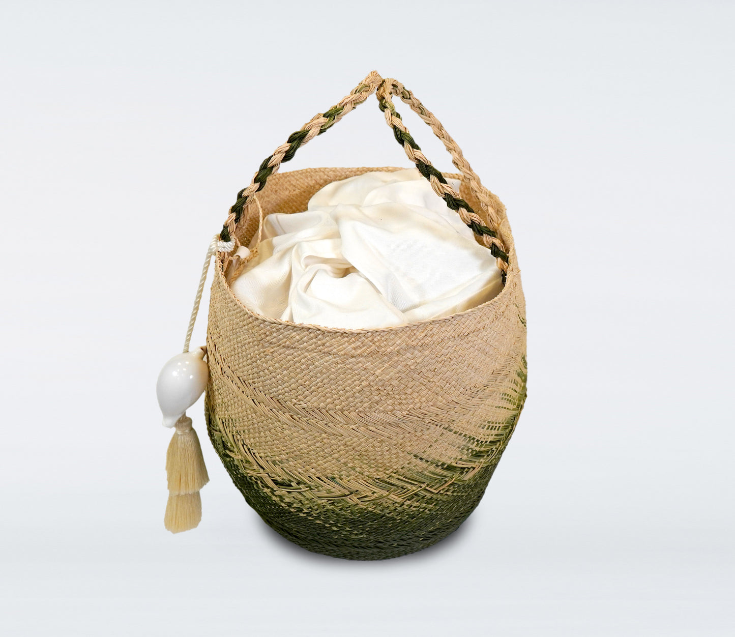 Milos: Bolso Capazo mediano en paja natural, verde oliva, bolsa de algodón y concha natural.