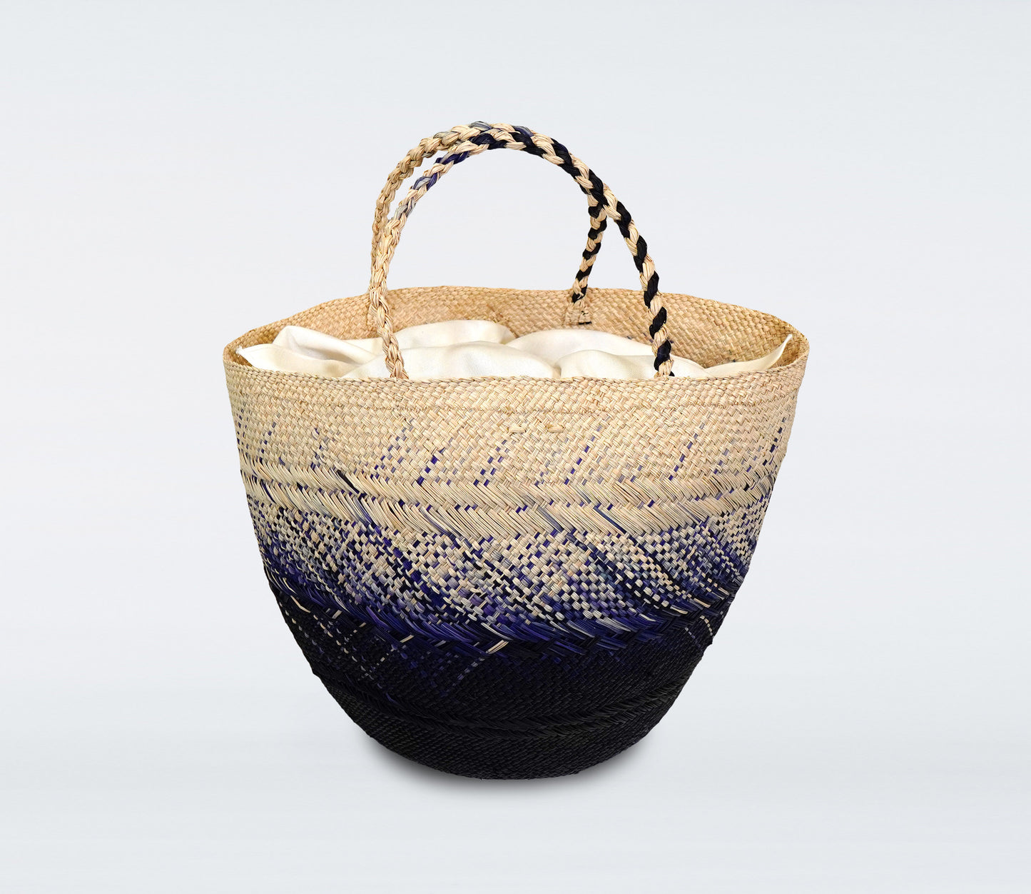 Medium purple basket in straw, cotton bag and natural shell.