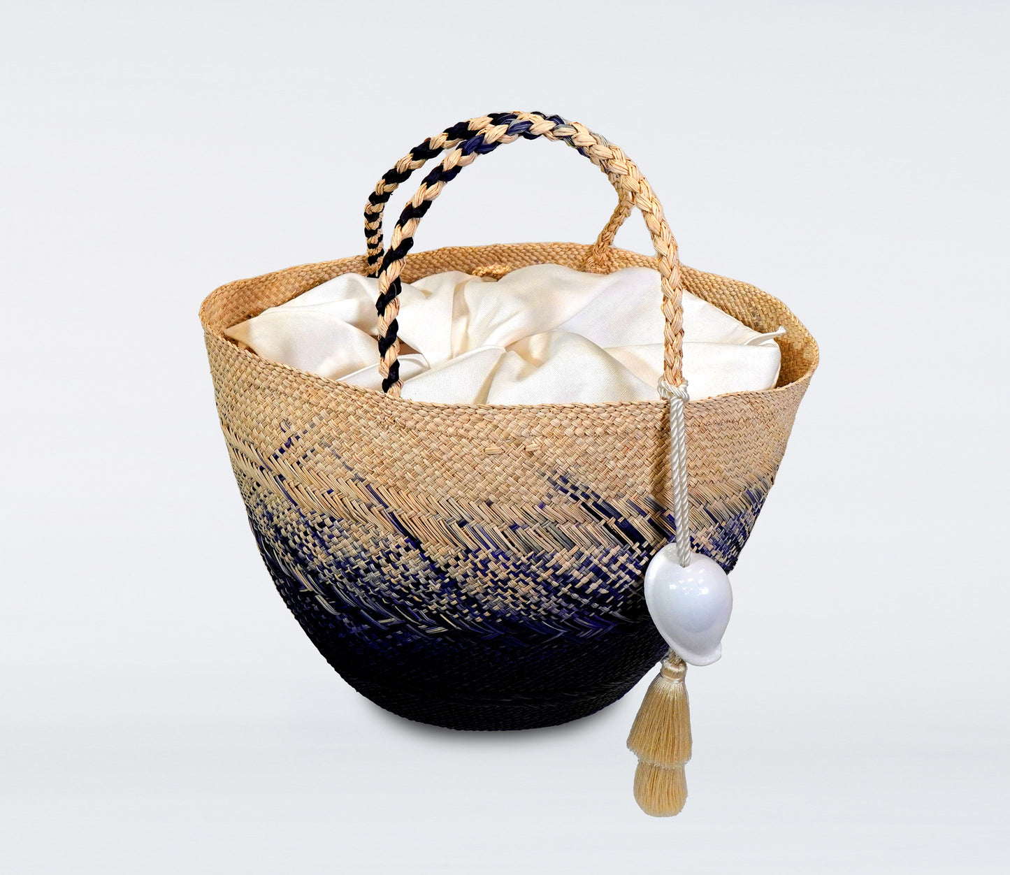 Bolso capazo mediano en paja natural, lila, bolsa de algodón y concha natural