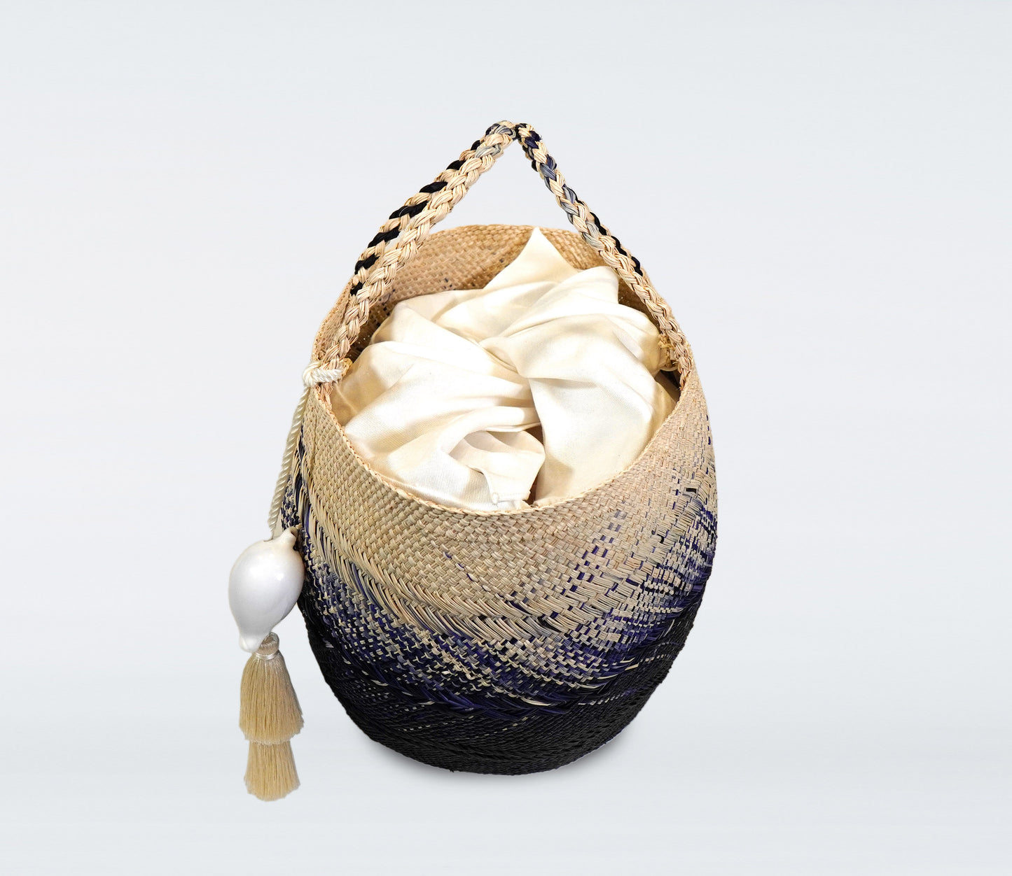 Medium purple basket in straw, cotton bag and natural shell.