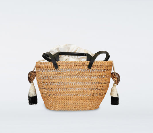Small black basket in straw, black recycled leather handles, cotton bag and natural shells.