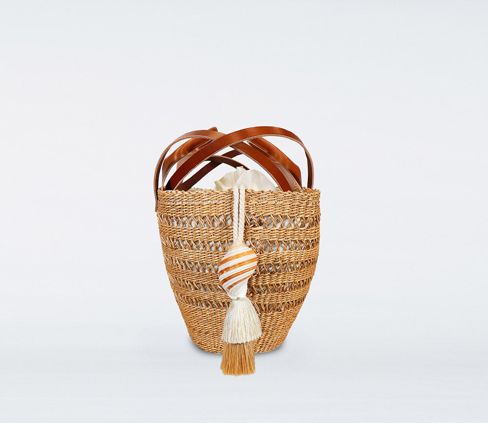 Small camel basket in straw, camel recycled leather handles, cotton bag and natural shells.
